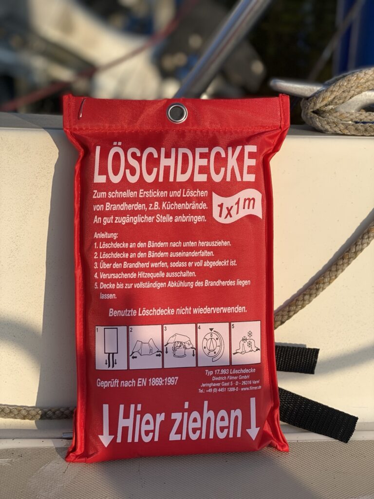Löschdecke auf dem Boot